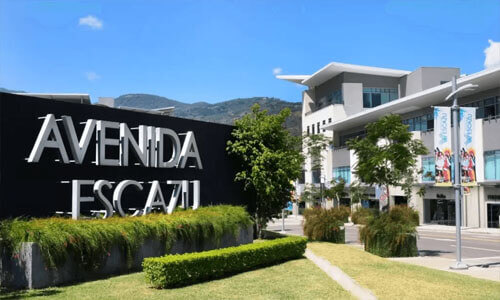 Picture of the entrance to a major shopping center in San Jose, Costa Rica.  The picture shows the welcome sign at the entrance.